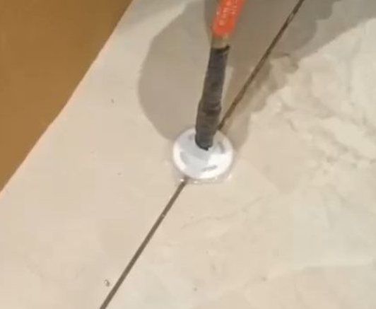 普陀瓷砖空鼓维修公司专业解答瓷砖在铺贴过程中，如果没有涂抹均匀到位的粘结材料（如水泥砂浆或瓷砖胶），可能会导致以下问题