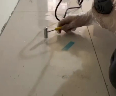 普陀瓷砖开裂维修公司专业分享瓷砖在铺贴前如果没有沥干水分，将会导致以下问题
